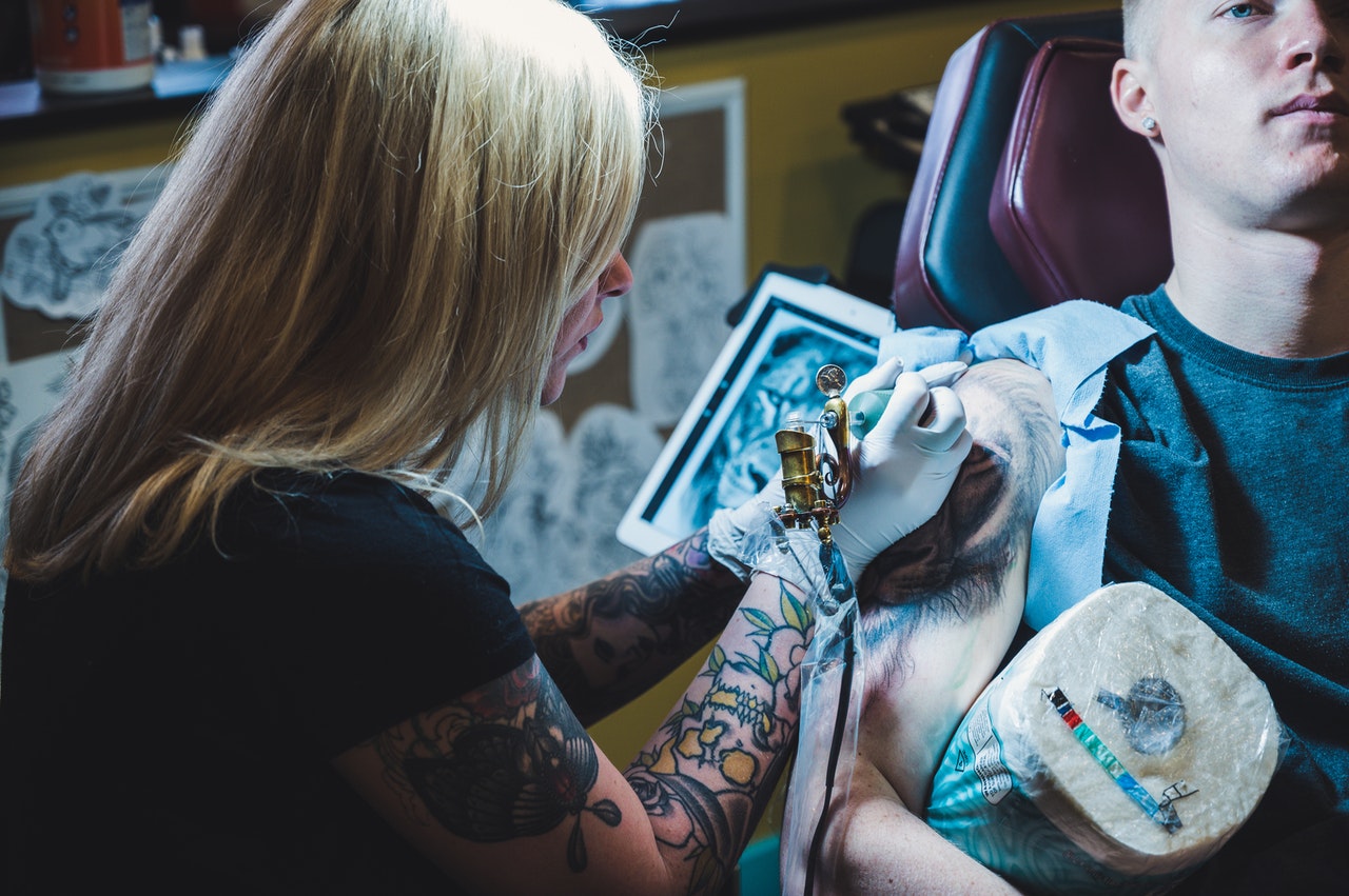 artist working with tatoo with hands